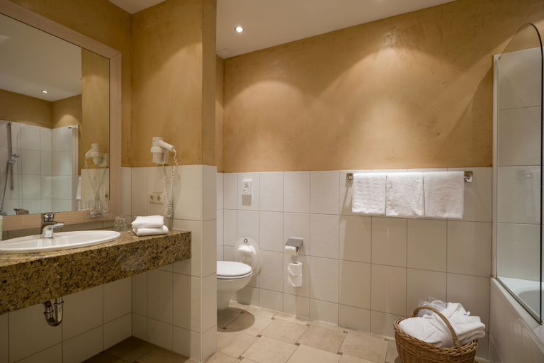 Bathroom 5, Familienparadies Sporthotel Achensee - All Inclusive, Schwaz