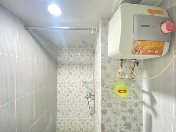 Bathroom 3, Roomy 2BR Apartment at Jarrdin Cihampelas Apartment, Bandung