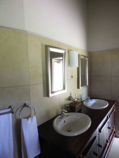 Bathroom 3, La Rochelle, Guinas