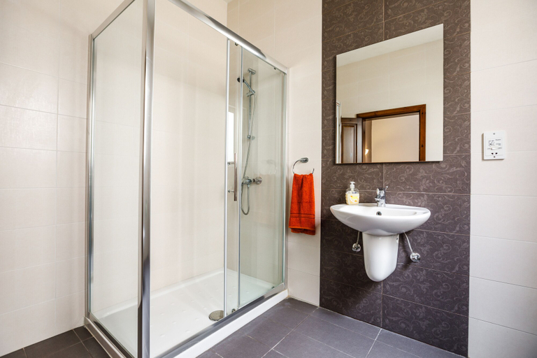 Bathroom 3, Dolphin Court Gozo