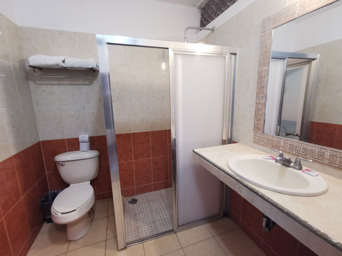 Bathroom 4, Las Dalias Inn, Mérida