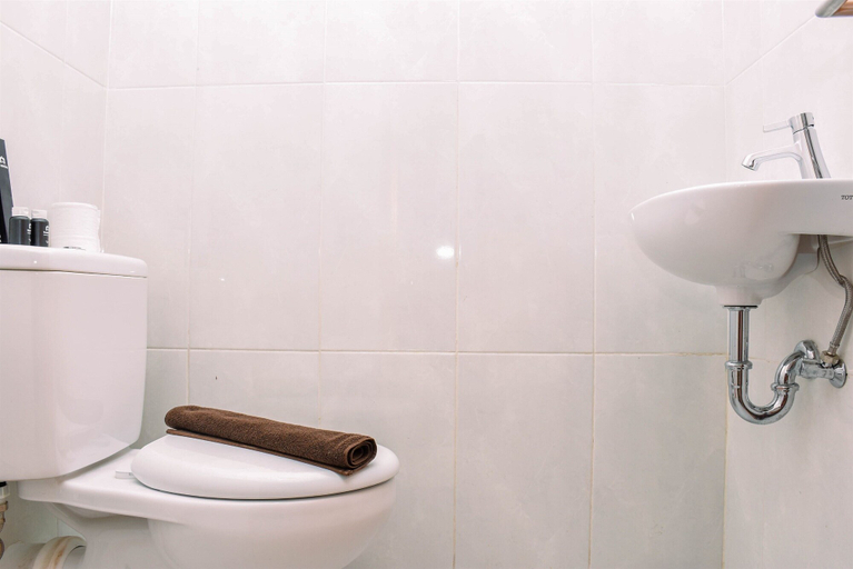 Bathroom 5, Cozy Studio with Single Bed at Evenciio Margonda Apartment By Travelio, Depok