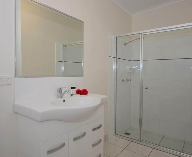 Bathroom 4, Urangan Motor Inn, Hervey Bay - Pt A