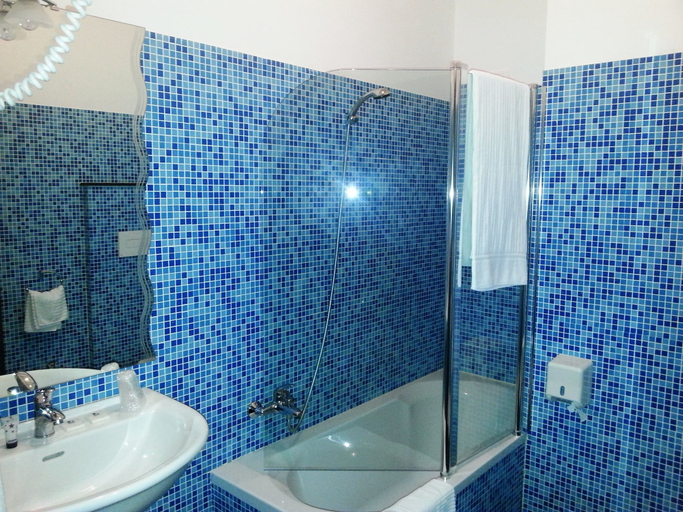 Bathroom 5, Grand Hotel Dei Cesari, Roma