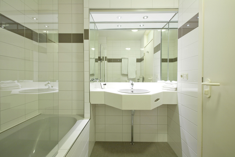 Bathroom 5, Carlton Oasis Hotel, Spijkenisse
