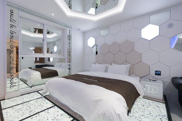 Bedroom 2, Theban Hotel, Chungju