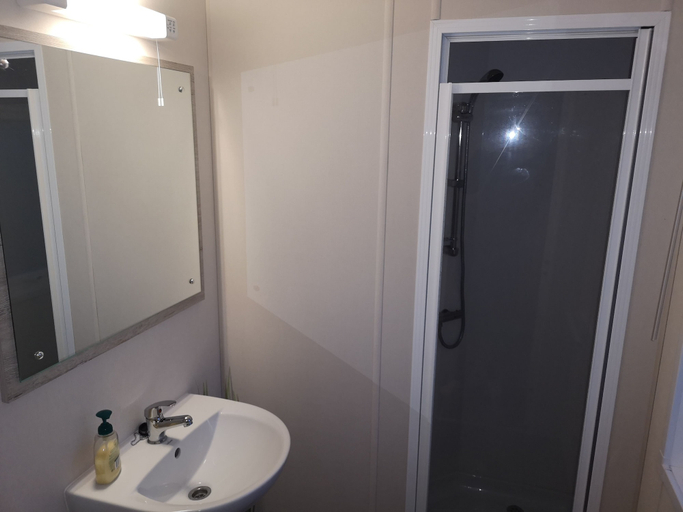 Bathroom 4, Hostel & Camping Frederiksværk City, Halsnæs