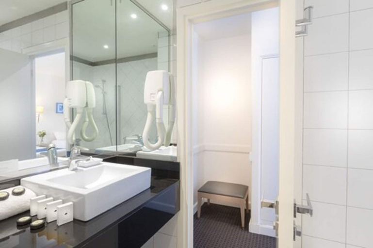 Bathroom 5, Hotel Elysées Céramic, Paris
