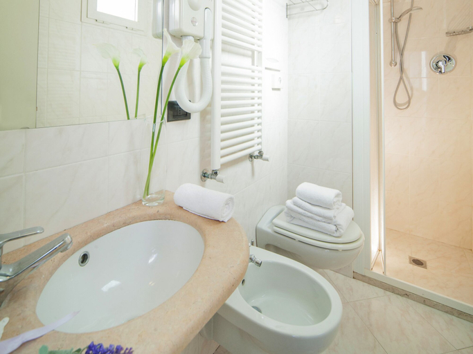 Bathroom 4, Hotel Levante, Rimini