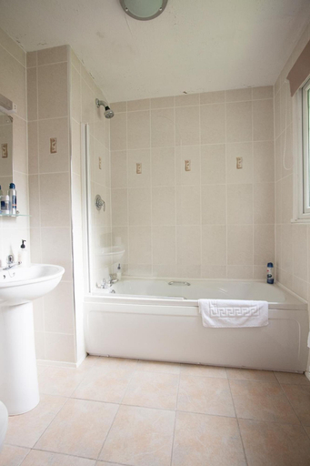 Bathroom 4, Barons Court Hotel, Wolverhampton