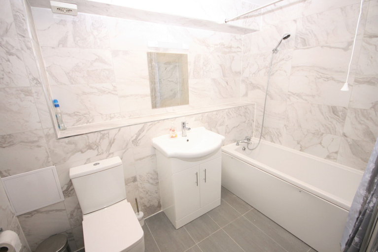 Bathroom 2, Parfett Guest House, London