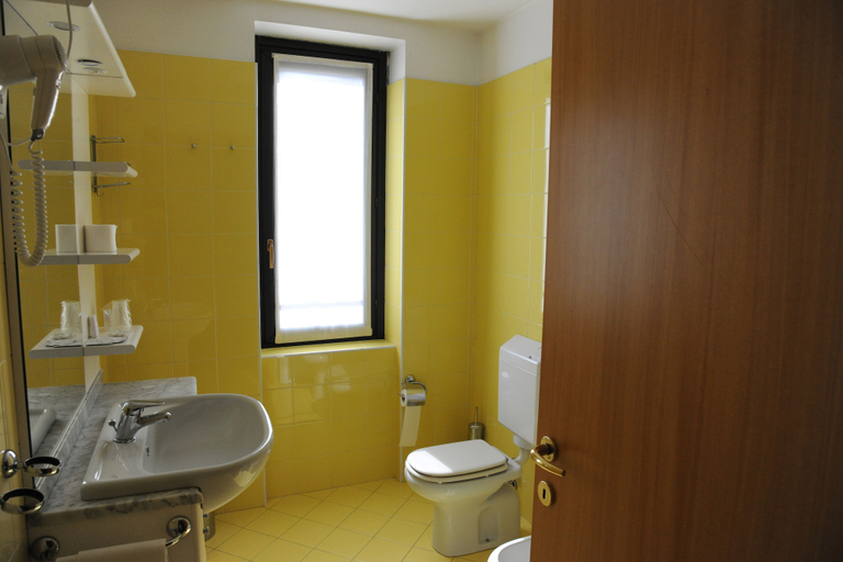 Bathroom 3, Hotel Posta, Sondrio
