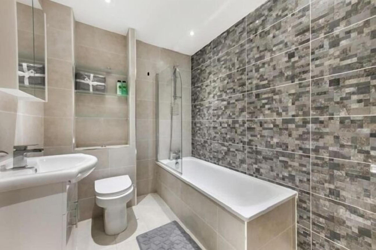 Bathroom, Newly Refurbished 1 Bedroom Whitechapel, London