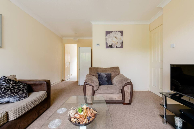 Others 4, Charming 1-bed Apartment in Luton, Luton