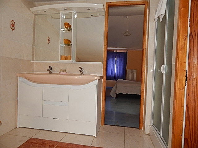 Bathroom 5, Chambre d'hôtes Chateau de la Gabelle, Drôme
