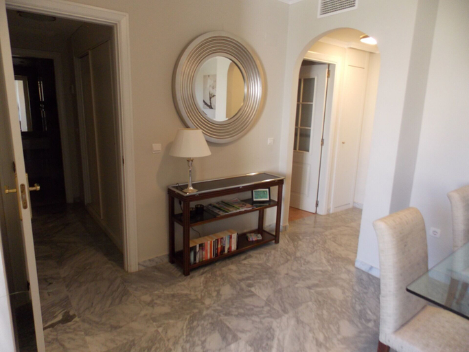 Others 5, Beachside Apartment Near Puerto Banus, Málaga