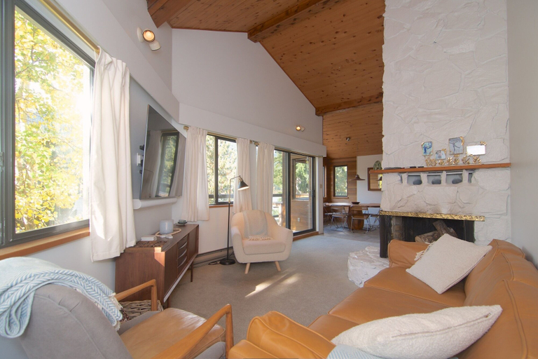 Others 5, Lakefront Chalet with private dock, Squamish-Lillooet