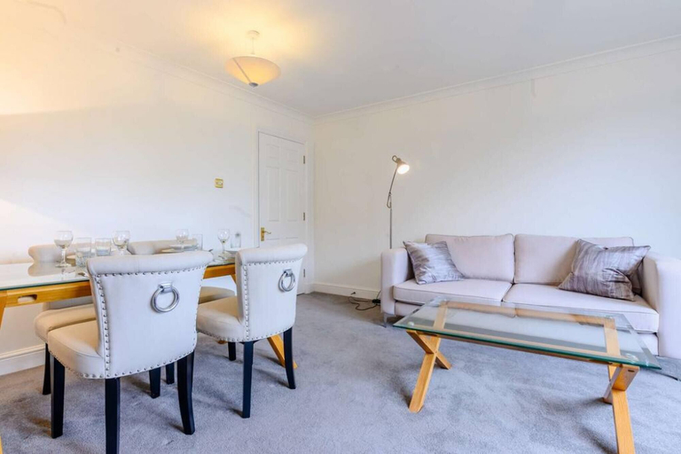 Others 5, Spacious 3 Bedroom Flat in Kensington, London