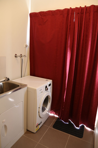 Bathroom 3, Apple House, Melbourne