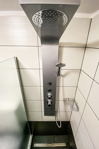 Bathroom 4, Dominik Panzio, Budapesti