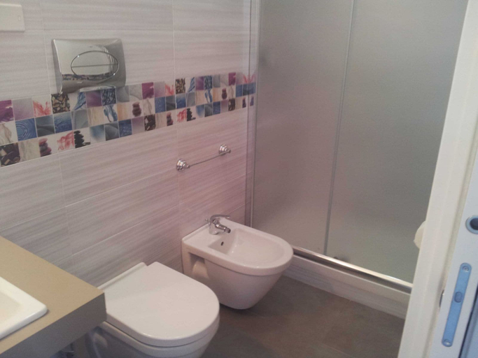 Bathroom 5, Borgosangiovanni, Messina