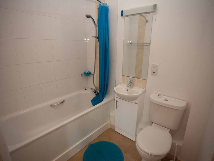 Bathroom 3, The Lamb & Flag Hotel, Neath Port Talbot