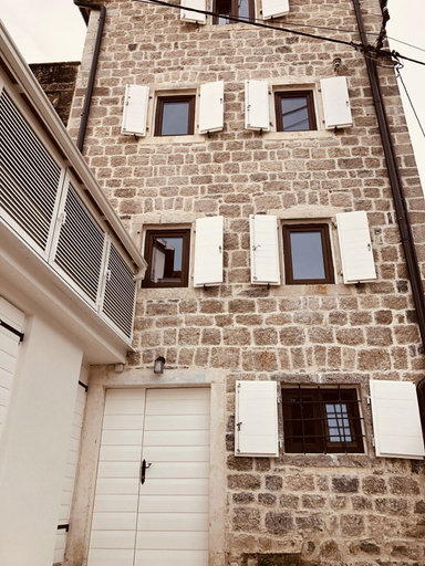 Exterior & Views 2, Giraffe