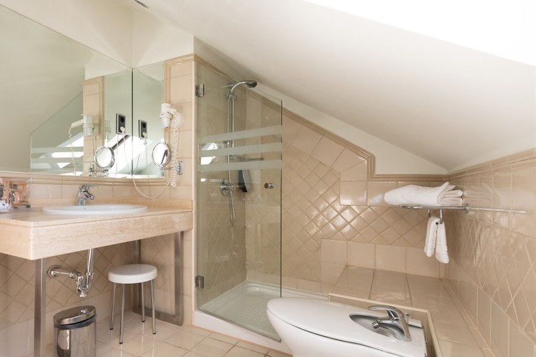 Bathroom 4, Hotel San Juan de los Reyes, Toledo