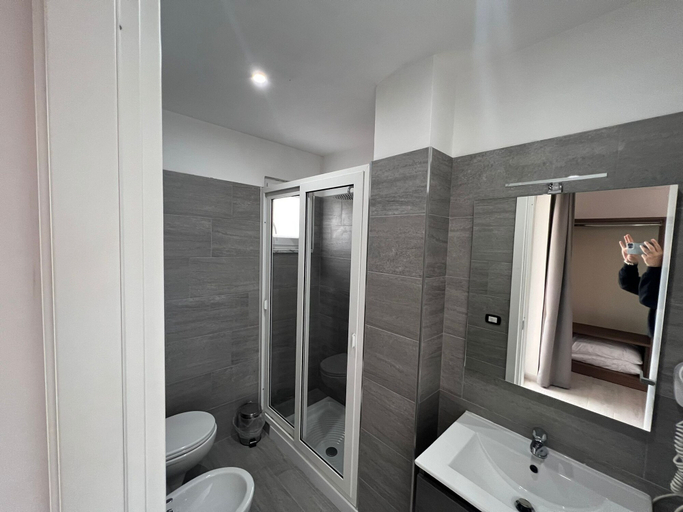 Bathroom 5, Hotel La Mela, Napoli