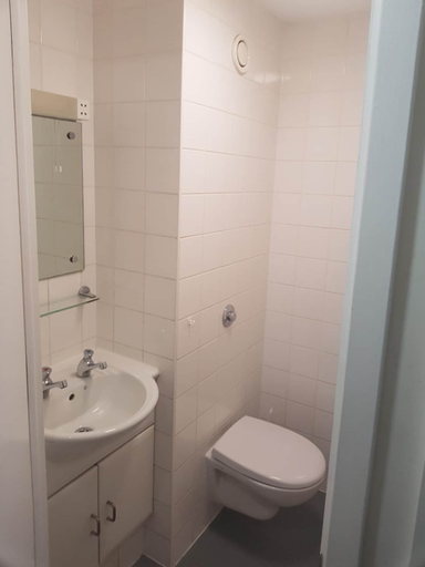 Bathroom, Friendship House - Hostel, London