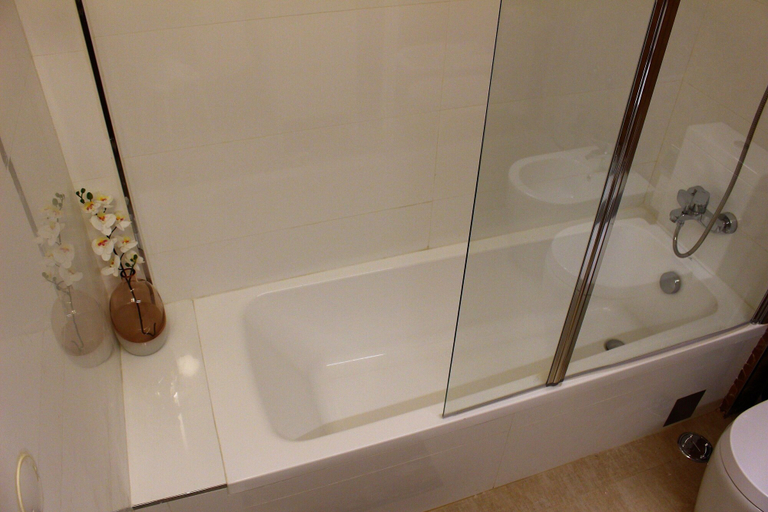 Bathroom 4, Nesha Lucky nr. 23, Lisbon