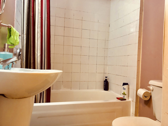 Bathroom 4, Room around York University Subway, Toronto