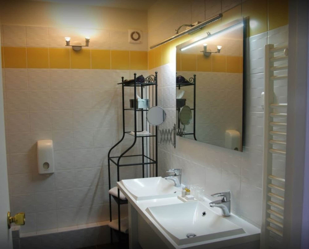 Bathroom 5, Best Western Blanche De Castille Dourdan, Essonne