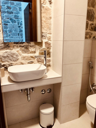 Bathroom 3, Giraffe