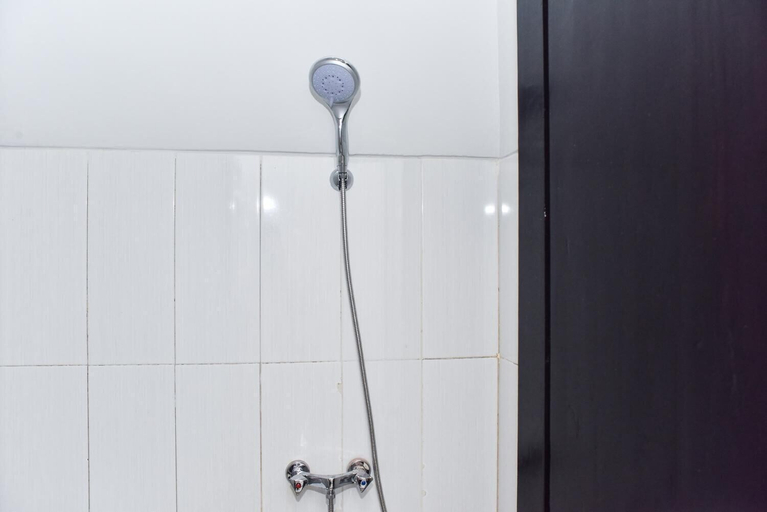 Bathroom 5, RedDoorz Plus near Malang Town Square, Malang