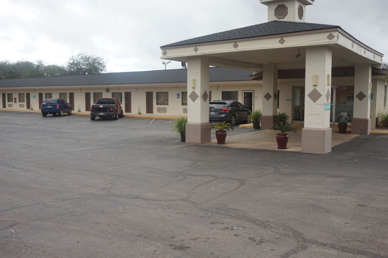 Exterior & Views 2, Pearsall Executive Inn, Frio