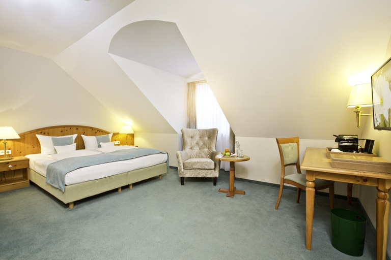 Bedroom 2, Hotel Freisinger Hof, München