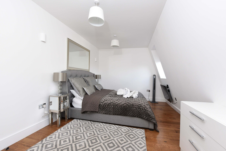 Bedroom 3, Modern & Spacious 2 Bed Apartment at Clapham Junction, London