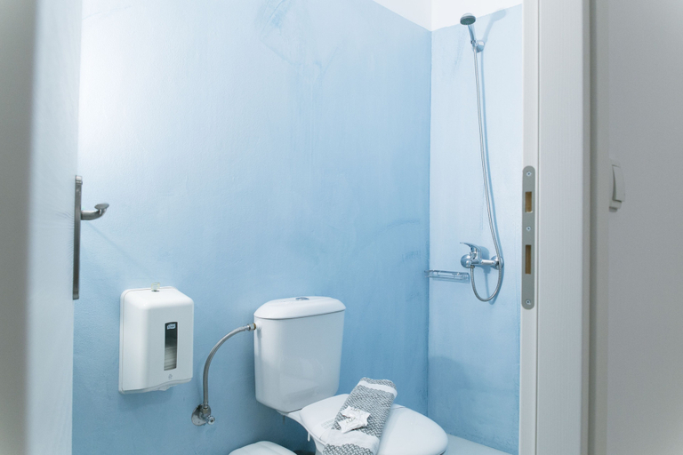 Bathroom 5, Kissamia - Self Check In Only - Next to Night Clubs, Crete