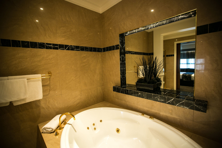 Bathroom 5, Gallery Apartments, Warrnambool