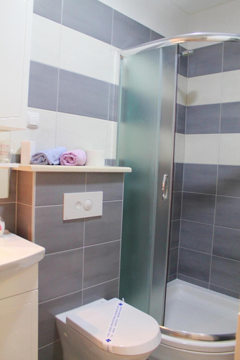 Bathroom 3, Malo Misto Apartments, Dugi Rat