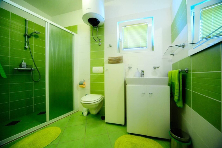 Bathroom 4, 4 Bed Villa Sleeps 9 - Pool, Pets, Garden, Parking, Supetar