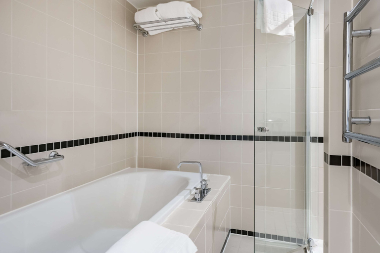 Bathroom 5, Radisson BLU Hotel Durham, Durham