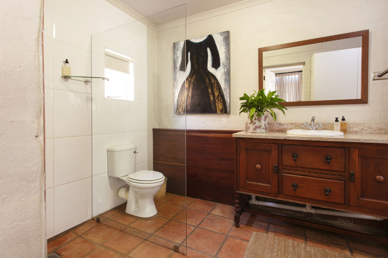 Bathroom 5, Brooklyn Manor, City of Tshwane
