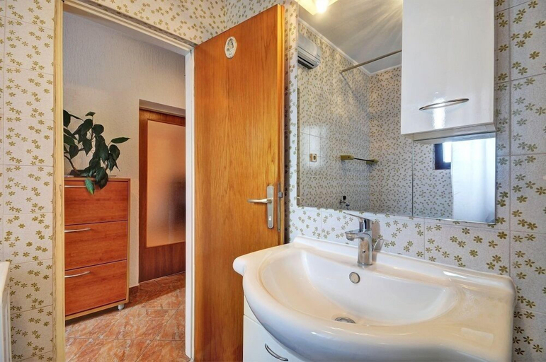 Bathroom 3, Apartment 43, Pula