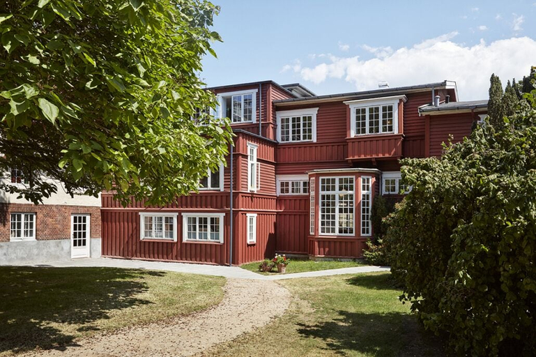 Exterior & Views