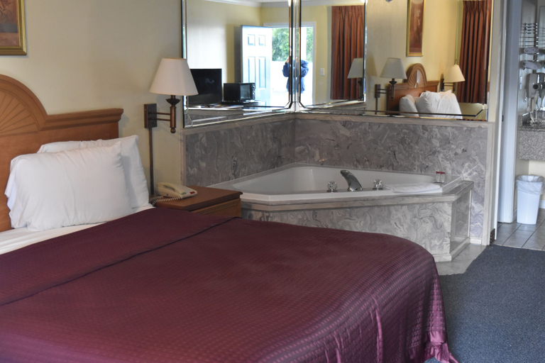 Bedroom 4, Star Inn Biloxi, Harrison