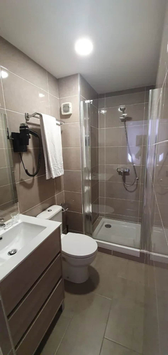 Bathroom 3, Hôtel des Pyrénées - Nation, Paris