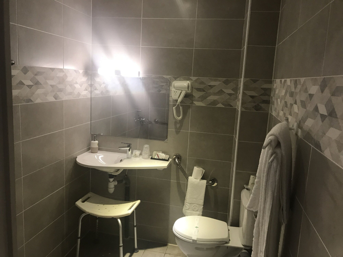 Bathroom 5, Hôtel les Iris, Eure