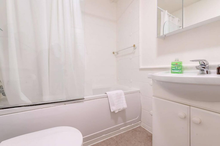 Bathroom 4, Spacious 3 Bedroom Flat in Kensington, London
